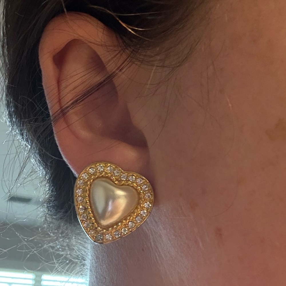 Signed JS Janette Smillie Vintage Heart Faux Pearl & Rhinestone Clip-On Earrings - Picture 11 of 11